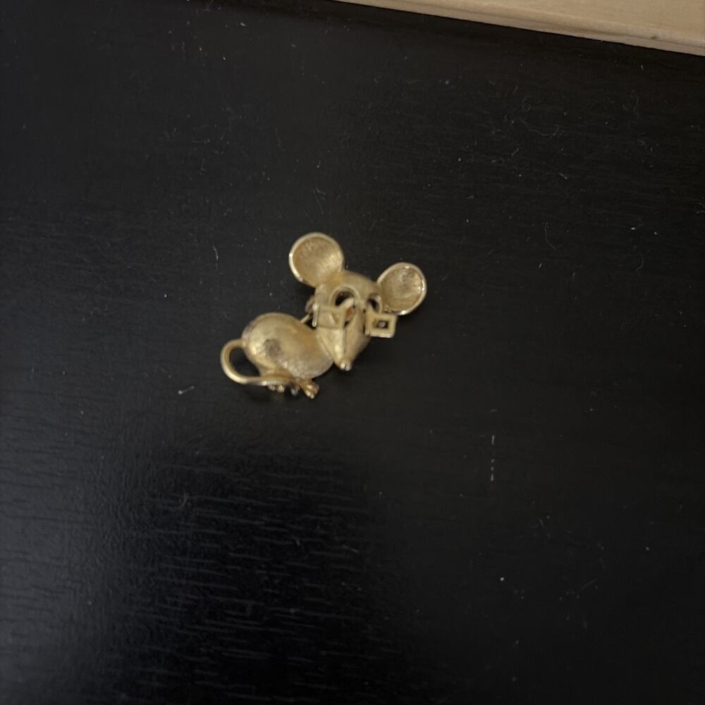 Vintage Gold Tone Avon Mouse 3D Brooch Jewerly